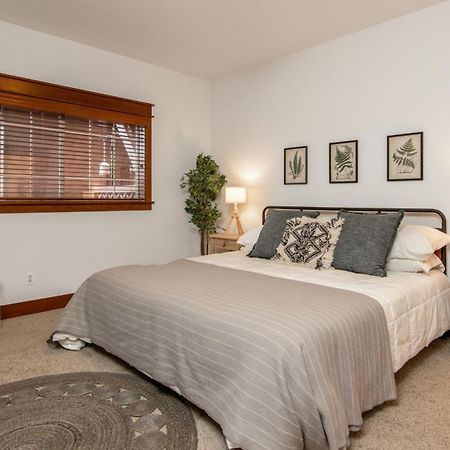 Modern Riverstone Condo With Grand Deck - Steps To Shops, Restaurants, Trails And River コー・ダリーン エクステリア 写真
