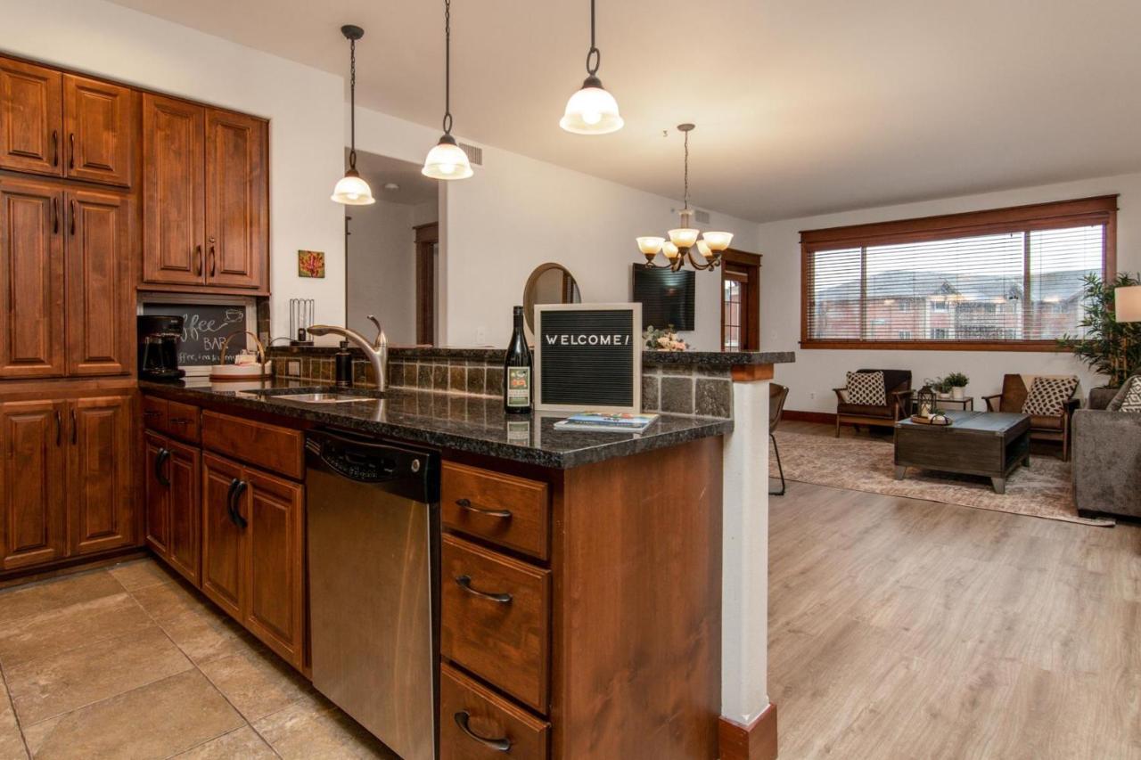 Modern Riverstone Condo With Grand Deck - Steps To Shops, Restaurants, Trails And River コー・ダリーン エクステリア 写真